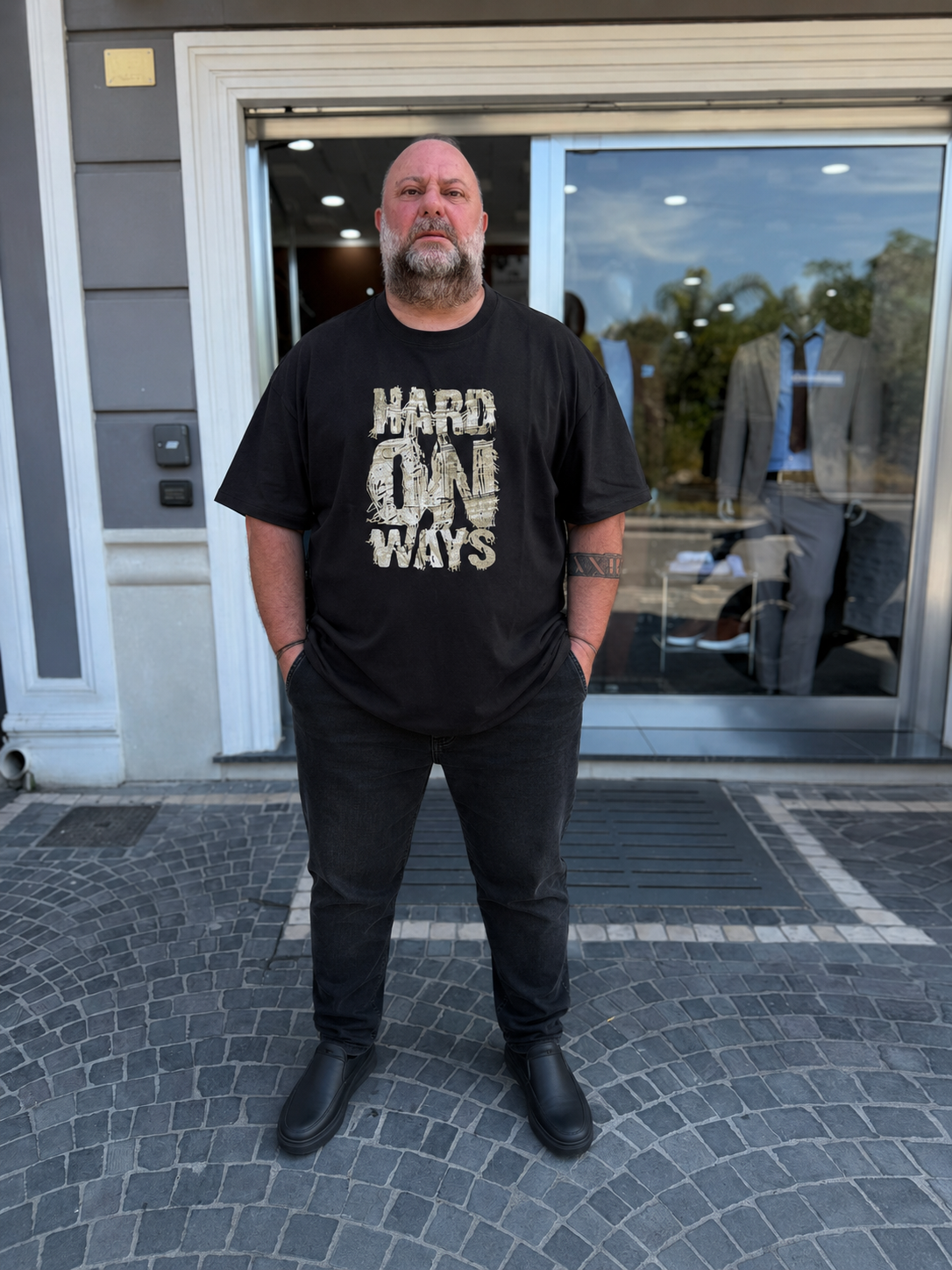 T-Shirt con stampa Hard KeyMore-Nero